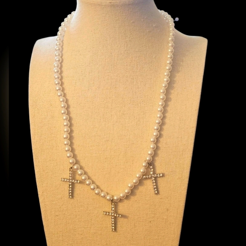 NEW Elegant Pearl and Silver Rhinestone Cross Necklace N1P82 - Picture 2 of 4